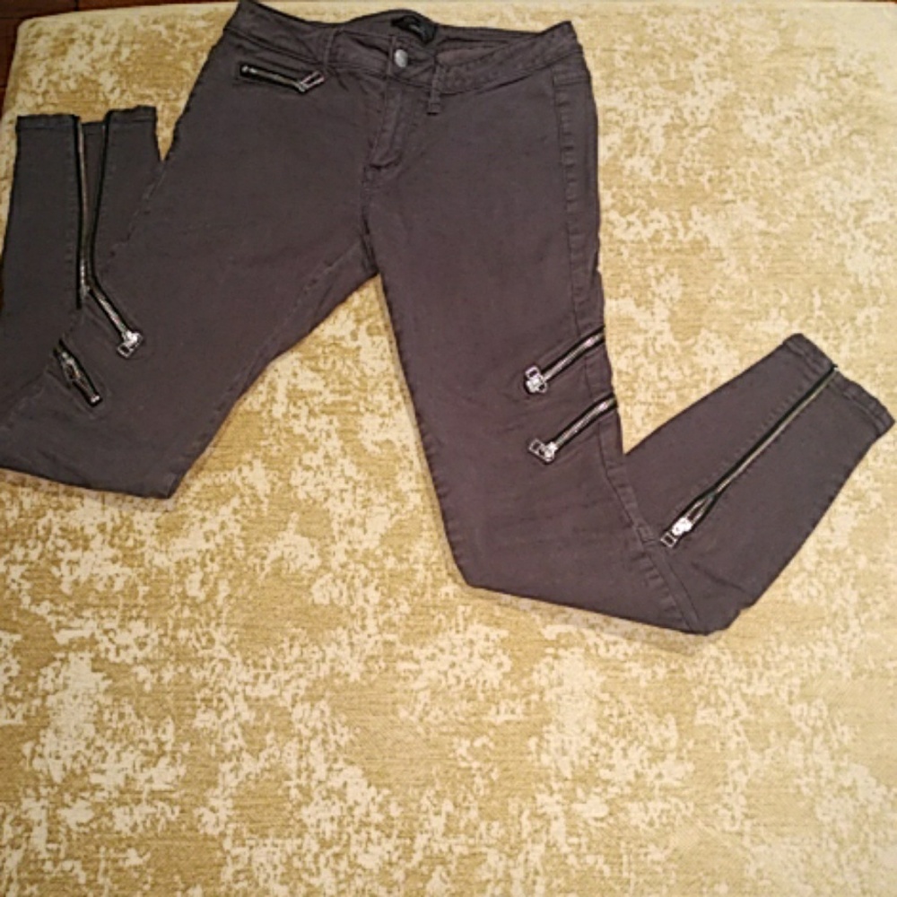 Bebe Ladies Grey Zip Pocket / Ankle Skinny 27